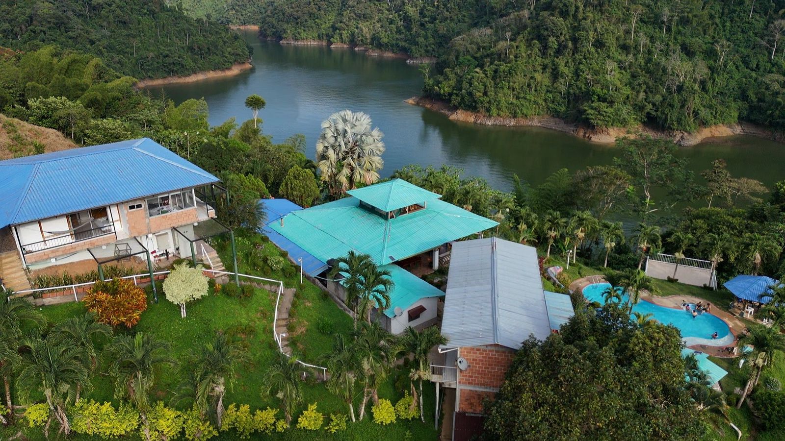 Vista aérea del Ecohotel Campo Alegre, su piscina y Reserva Amaní